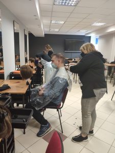 Kosmetyczka i usługi fryzjerskie 15